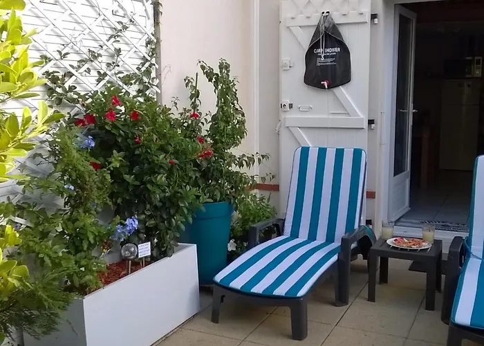 Sur : Pavillon T2, Piscine, Proche - Fr-1-357-241