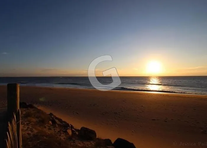 Sur : Pavillon T2, Piscine, Proche - Fr-1-357-241