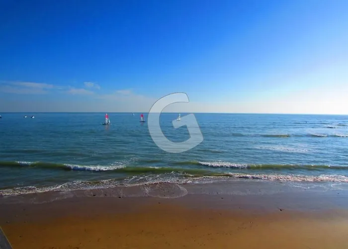 Sur : Pavillon T2, Piscine, Proche - Fr-1-357-241 *