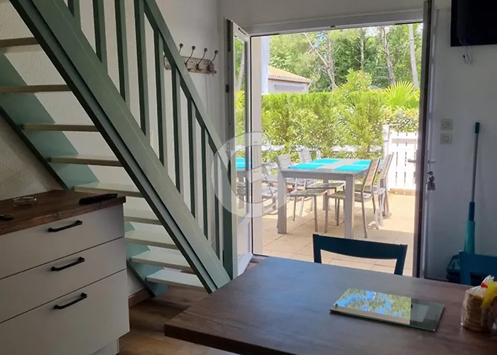 Sur : Pavillon T2, Piscine, Proche - Fr-1-357-241